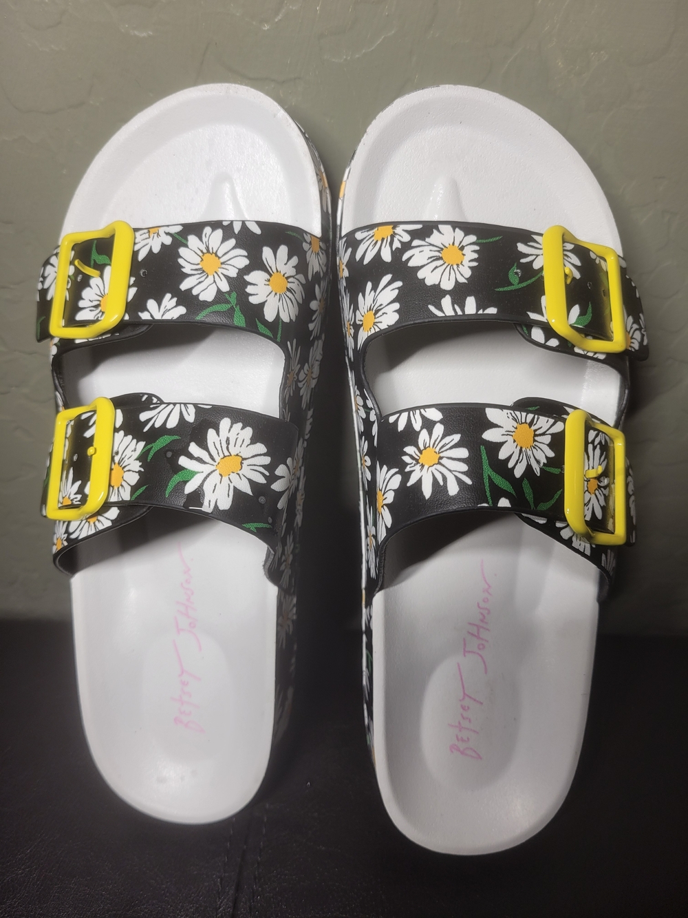 Betsey Johnson Daisy Print Black Slide Sandals with Yellow Buckles Size 7